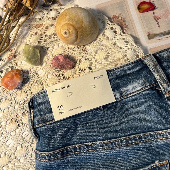 American Eagle Distressed Mom Short - Picture 3 of 7